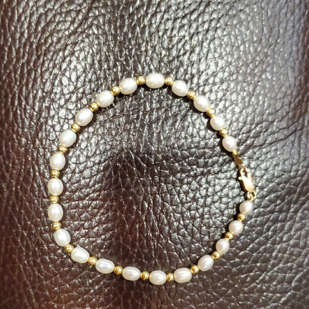 Elegant Gold and Freshwater Pearl Bracelet